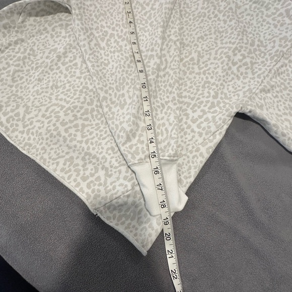 GAP Women's Sweater Grey White Cheetah Print Crew Neck Sweatshirt. Raw Hem. Sz:S - Picture 3 of 10